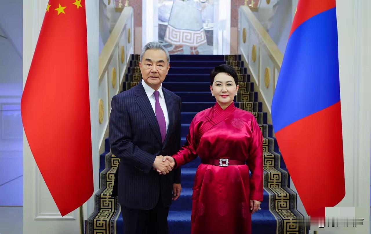 中国和蒙古国谈妥了。6月13日，蒙古国总统呼日勒苏赫在乌兰巴托会见中国外交部长王