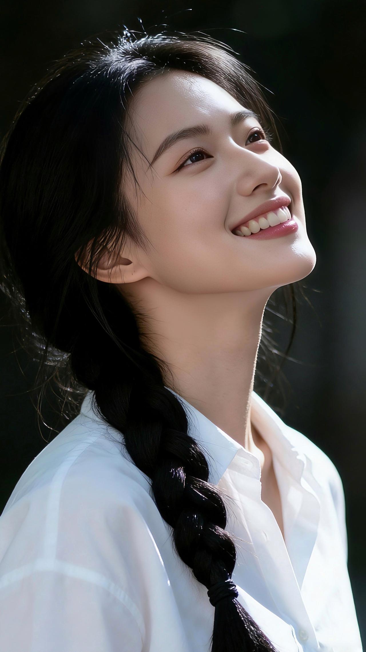 九帧都是她！乌黑麻花辫如墨瀑垂肩，白衬衫衬得颈线如诗。侧颜低垂眉眼含笑，阳光吻过