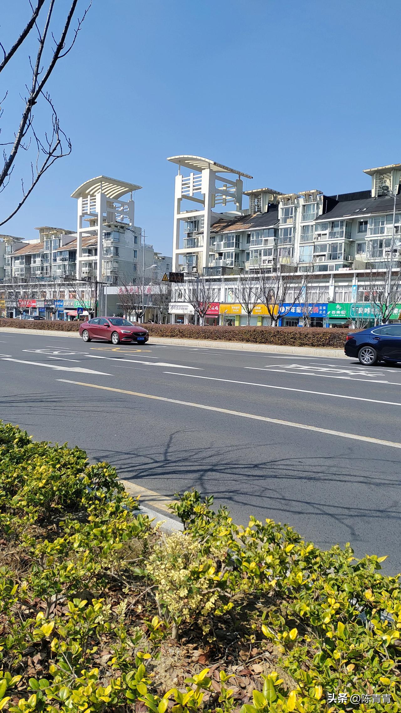 今天天气暖和，穿件秋衣加外套，一点也不冷，最适合逛街散步。这里是老小区元和之春，