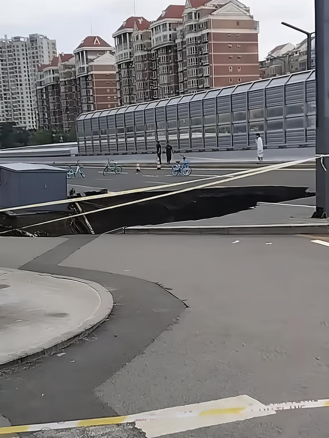 这两天雨下得是真不小啊！今天通州杨庄那边，世纪新城附近居然发生地陷了，现在现场都