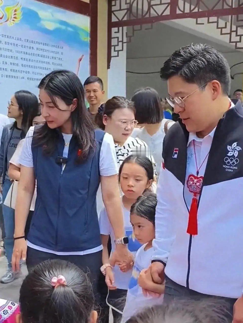郭晶晶霍启刚一家贵州行，三个子女都很乖巧懂事有礼貌，两个女儿好漂亮，跟奶奶朱玲玲