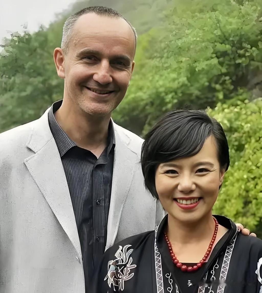 果然还是女人更懂女人啊

我问闺蜜，龚琳娜和老罗分开可惜吗？

她摇头说，早该散