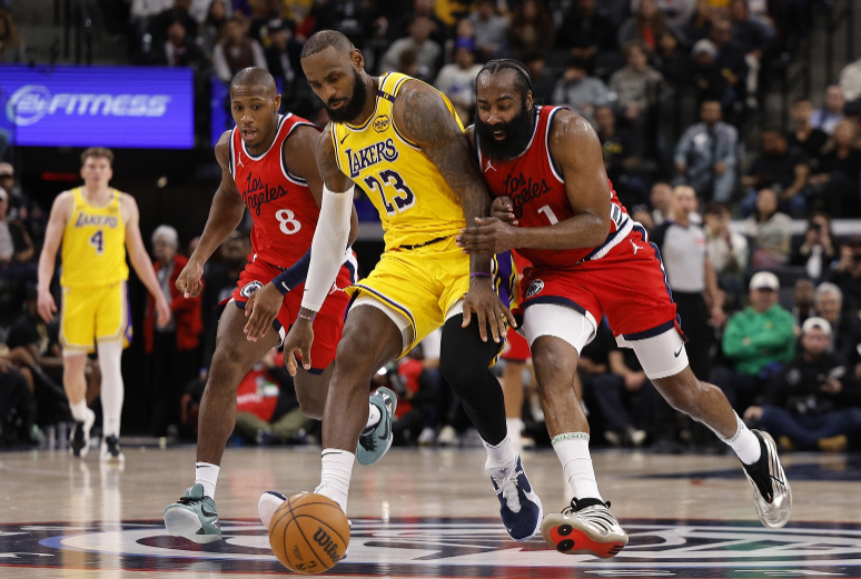 近日，前NBA球员德隆·威廉姆斯在《To The Baha》播客节目中，谈到了詹
