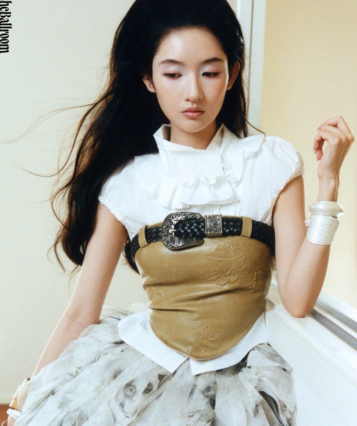 王玉雯比眼影更雷霆的是发型。 