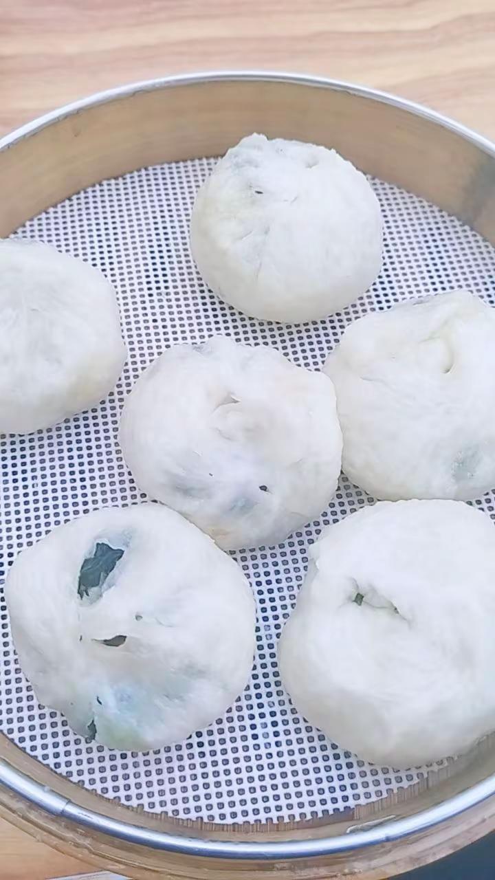 来吃菜包子了，一个1块，好大一个。体重不降反升了。