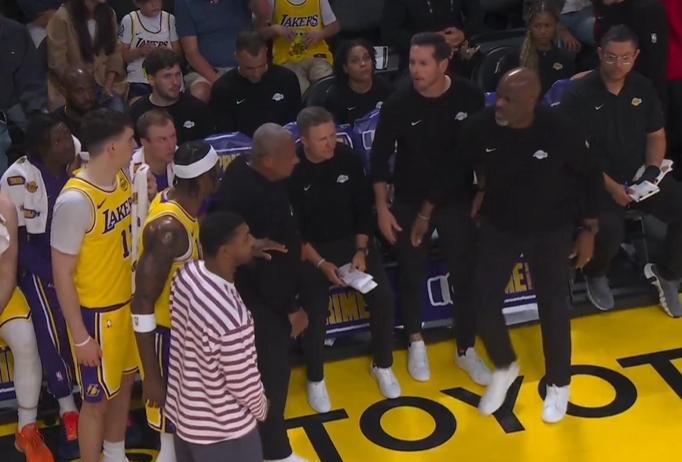 将帅不和！范德彪与雷迪克发生口角！

范德彪此前三罚不中，第二节一上来这次冲突，