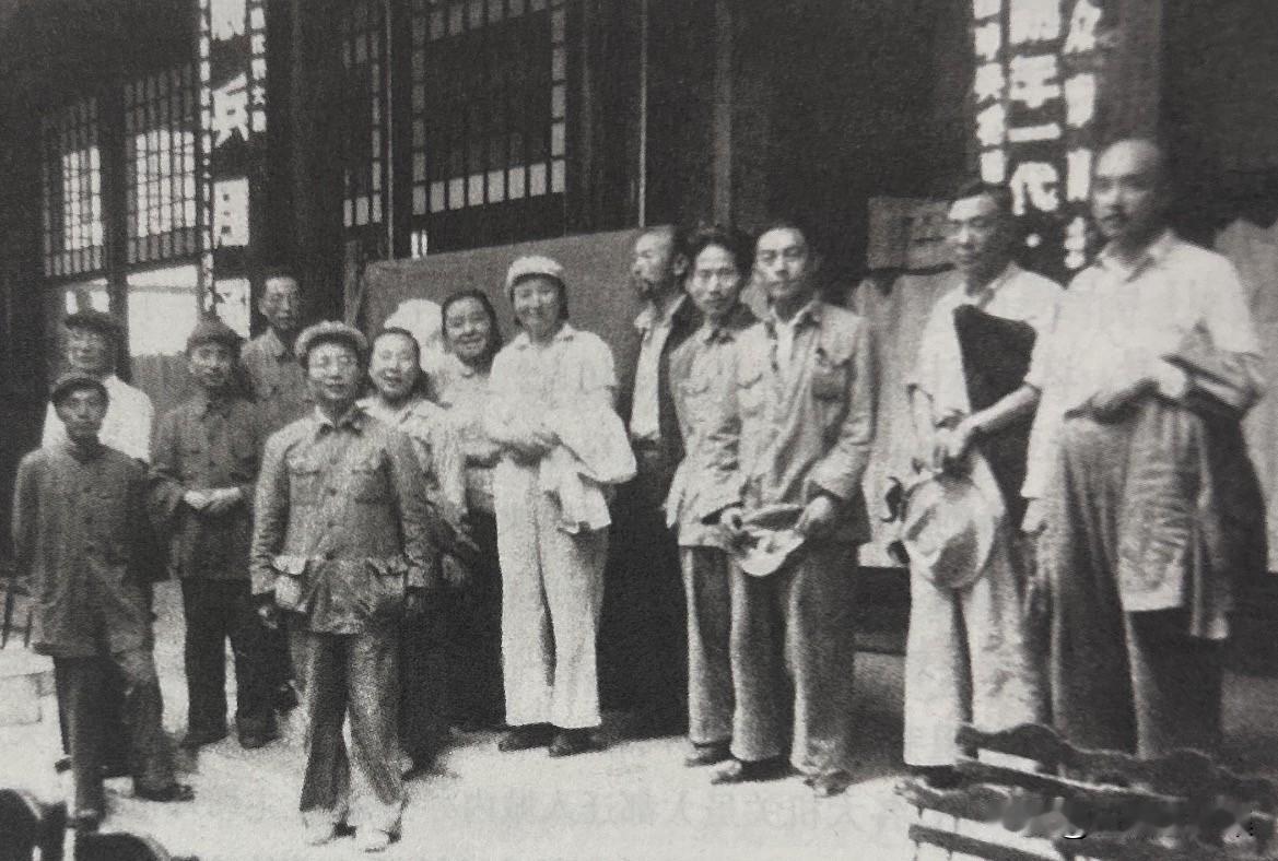 1949年7月，丁玲和参加全国第一次文代会的部分代表在一起。右起：胡风、冯雪峰、