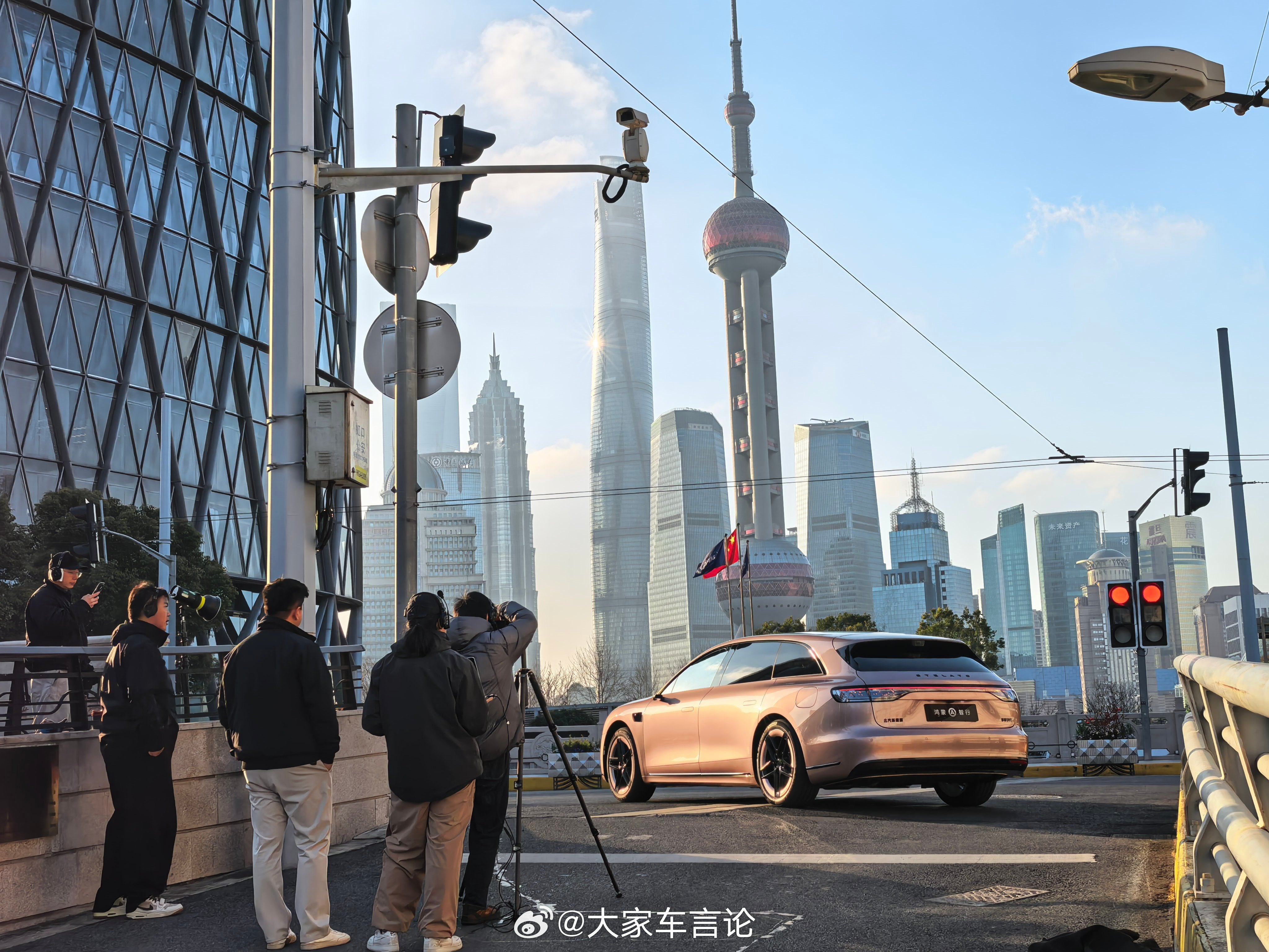 享界S9T的粉色实车在上海街头被拍到了，女生会喜欢呢？还是猛男会喜爱呢？享界S9