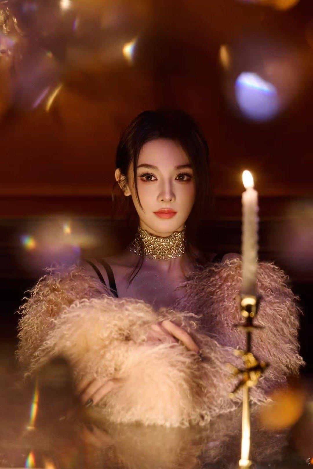 彭小苒这个背不拔罐可惜了 哇塞！彭小苒这背是“背界天花板”吧！直角肩超飒，线条紧