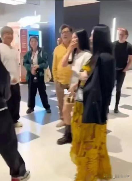 气场全开！李湘王岳伦合体带着与王诗龄去看《歌手2024》，明明只是去探班，结果那
