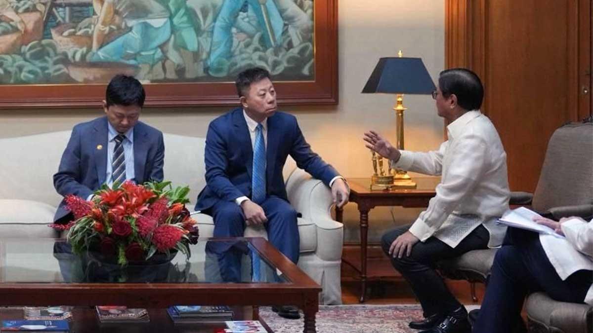 菲律宾近期上演了一出反差极强的外交戏码，总统刚和中方大使会面，主动释放修复双边关