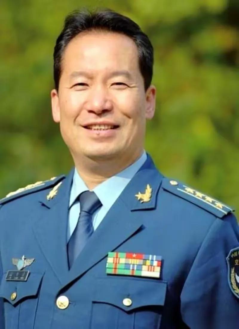 800公里时速，两架战斗机在天上撞了。

他从万米高空掉下来，掉进了一片根本没人