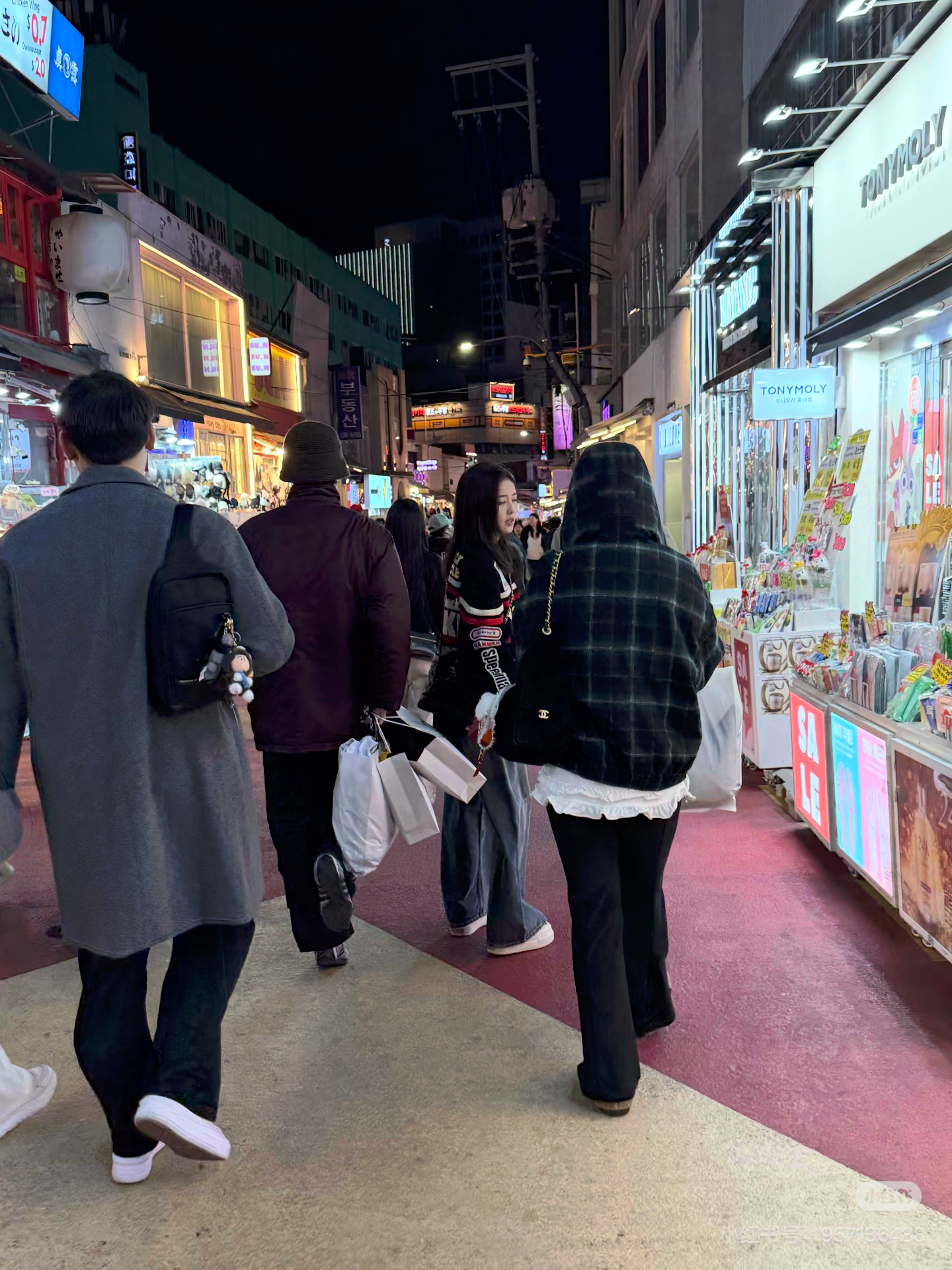 网友偶遇白鹿曾舜晞and闺蜜呵呵一起逛街购物🛍️ 