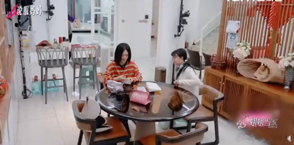 谢娜母女唱双簧哄爸爸谢娜为父亲安全操碎心，和妈妈上演“双簧”劝请一个司机，真的是