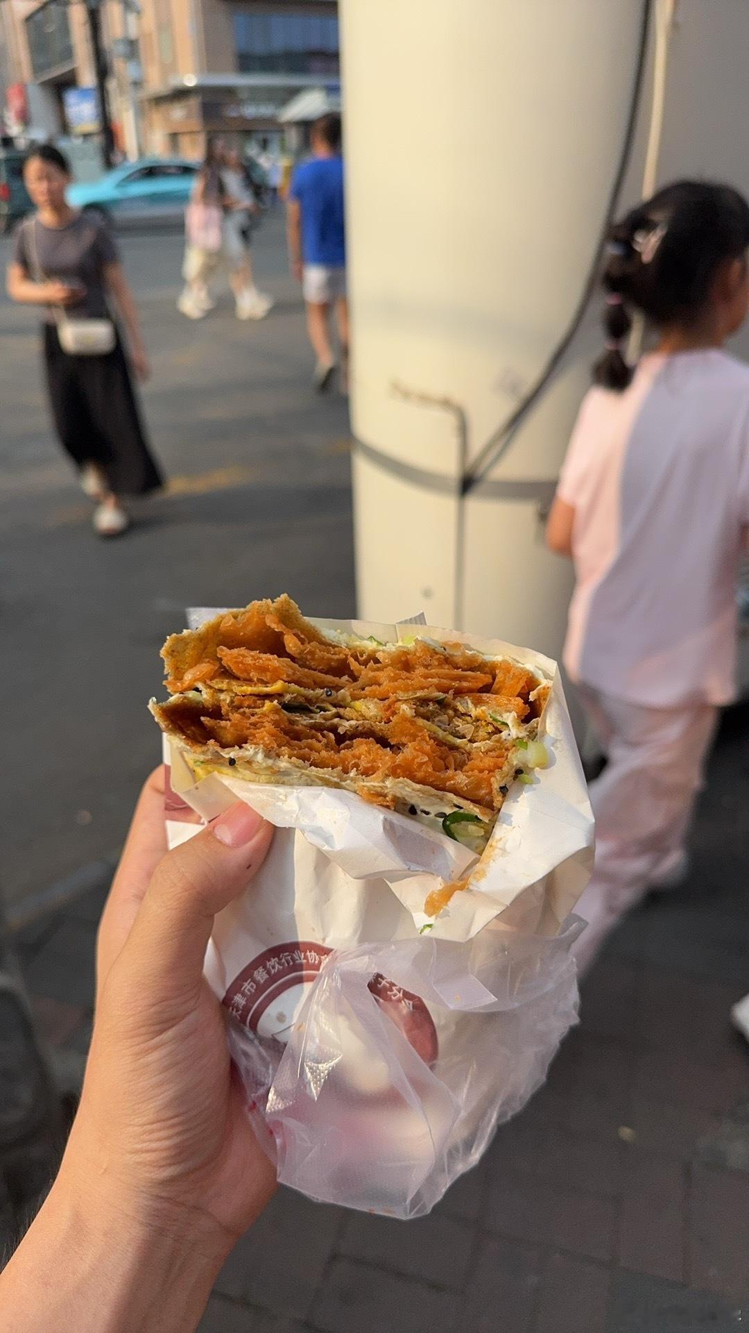 吃到了最正宗的煎饼果子！（加辣条版） 