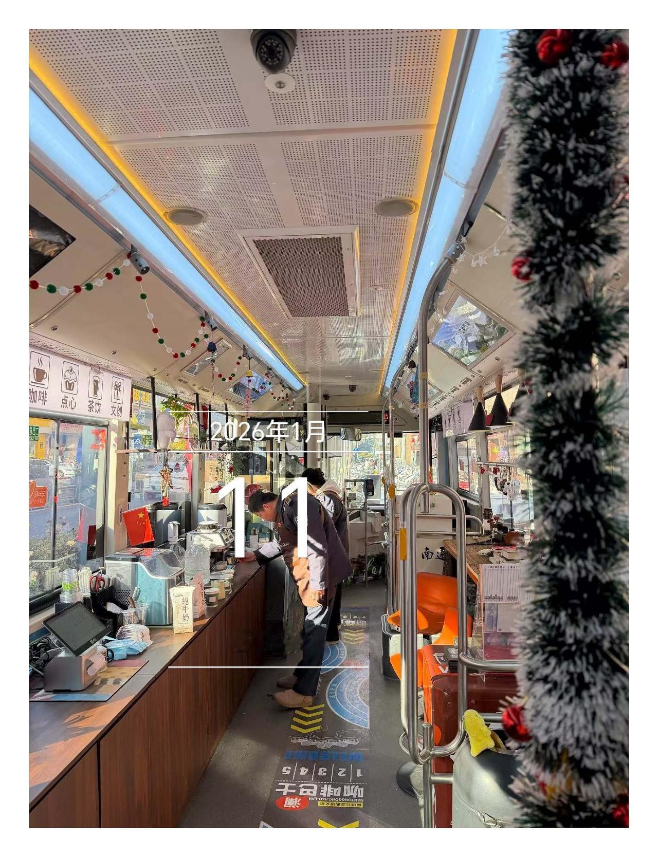 公交车也能放大招。没人坐公交车怎么办？乘客少那就想招，办法总比困难多，公交车也能