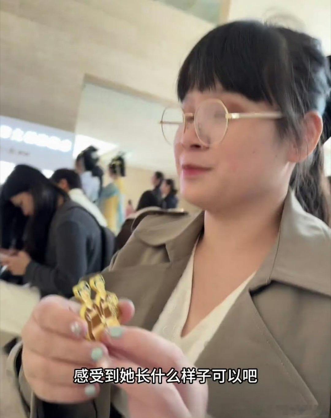 当00后盲人女孩看见文物当00后盲人女孩借助AI“看见”文物，古老与现代激烈碰撞