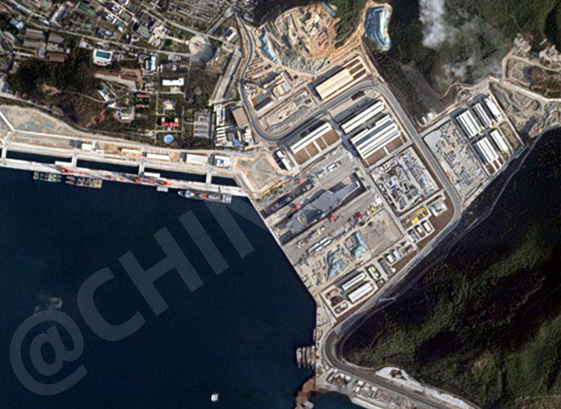 西方卫星2月24日的照片显示，正在坞中维护的航母甲板标线已被铲去，规模宏大的军港