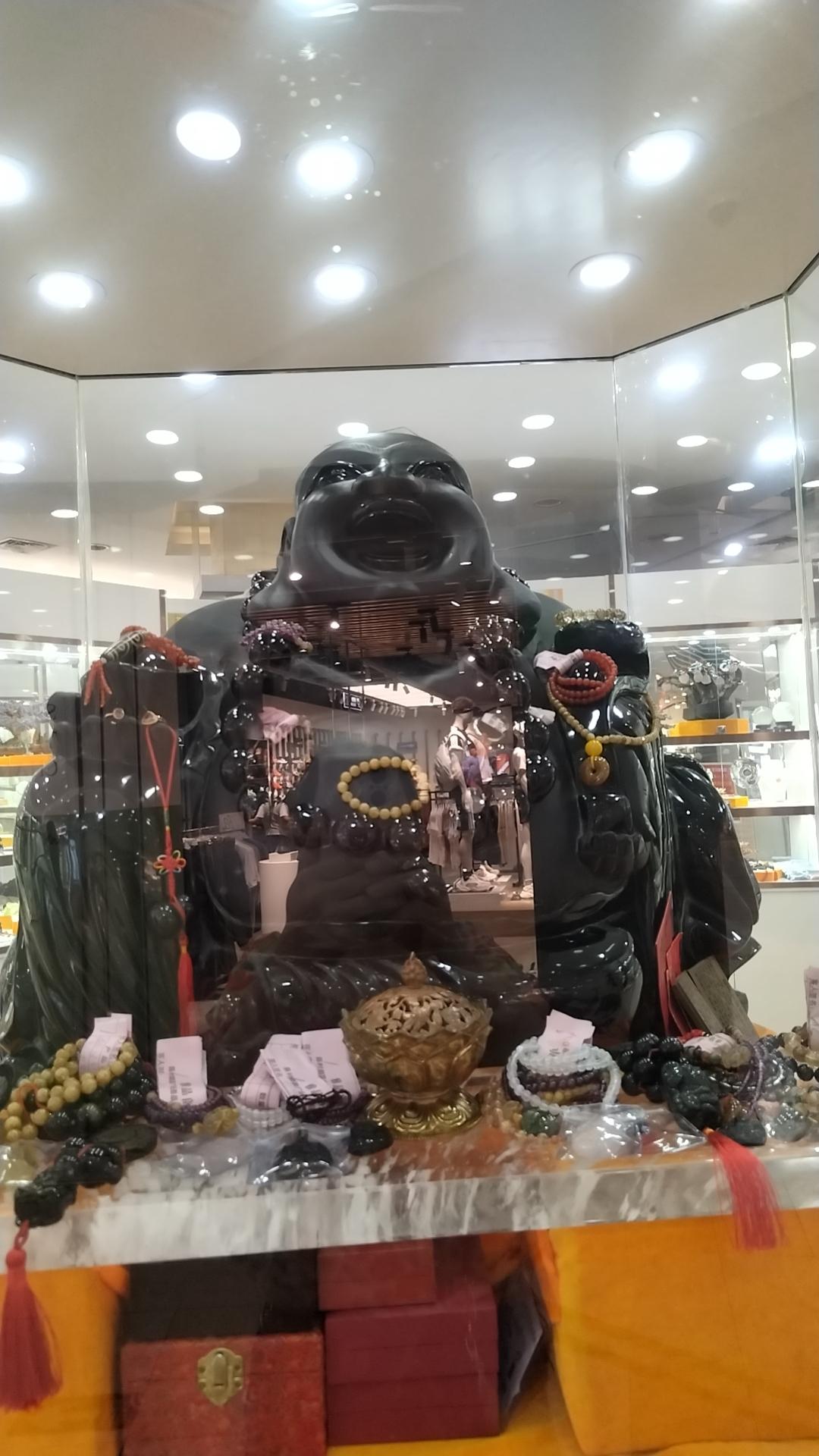 很多人一辈子都在纠结，亲情和友情到底该选哪一个，其实根本不用选，也没得选。
 