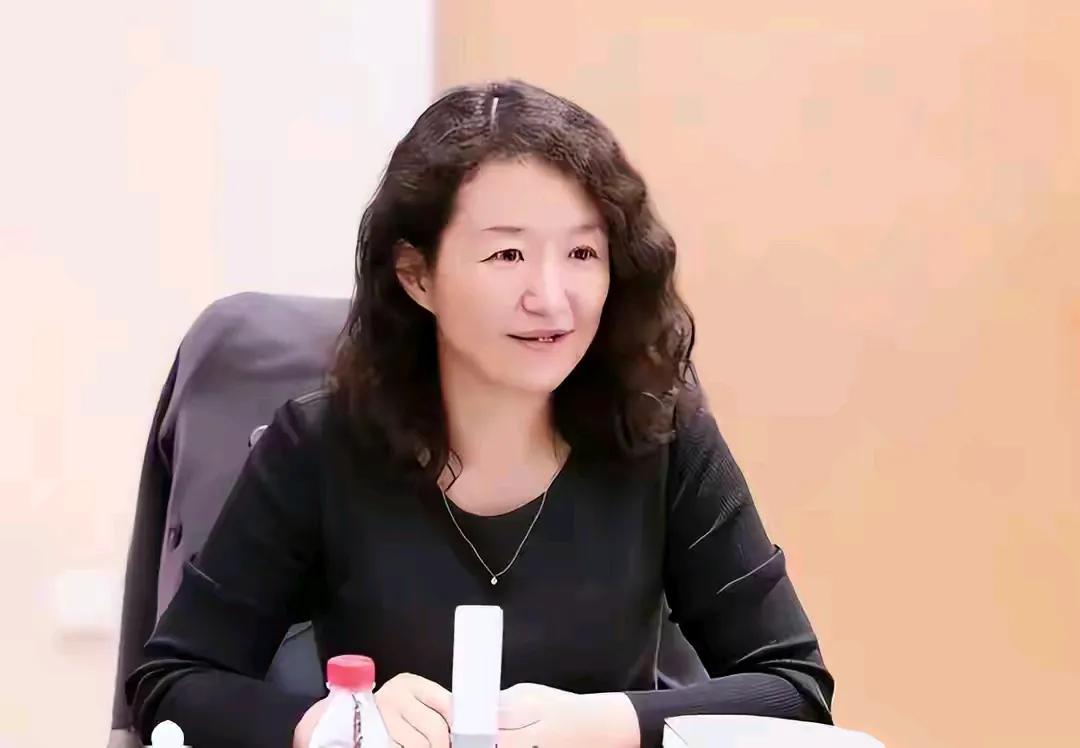 关于“美方上桌谈判前，中国突然换女将，特朗普威胁特殊：将征155%关税”的事件，