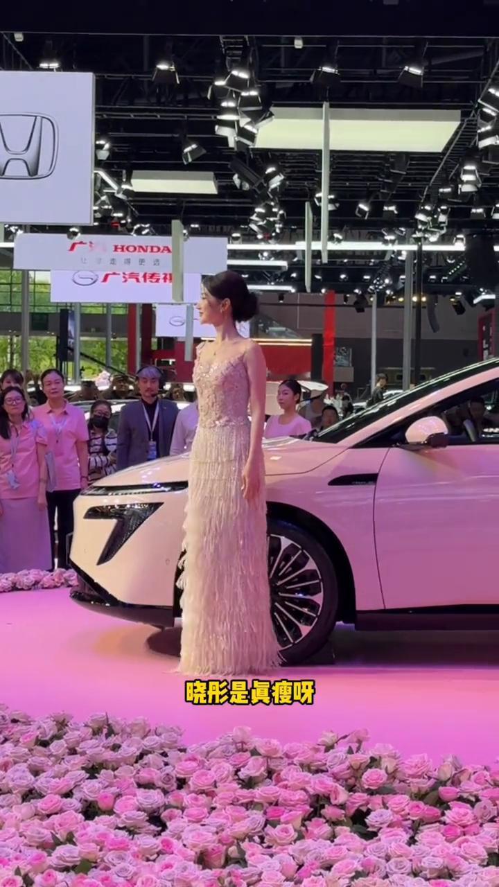 2025成都车展，毛晓彤站台助阵日产N7。
成都车展恰逢七夕，这谁家还把展台铺成