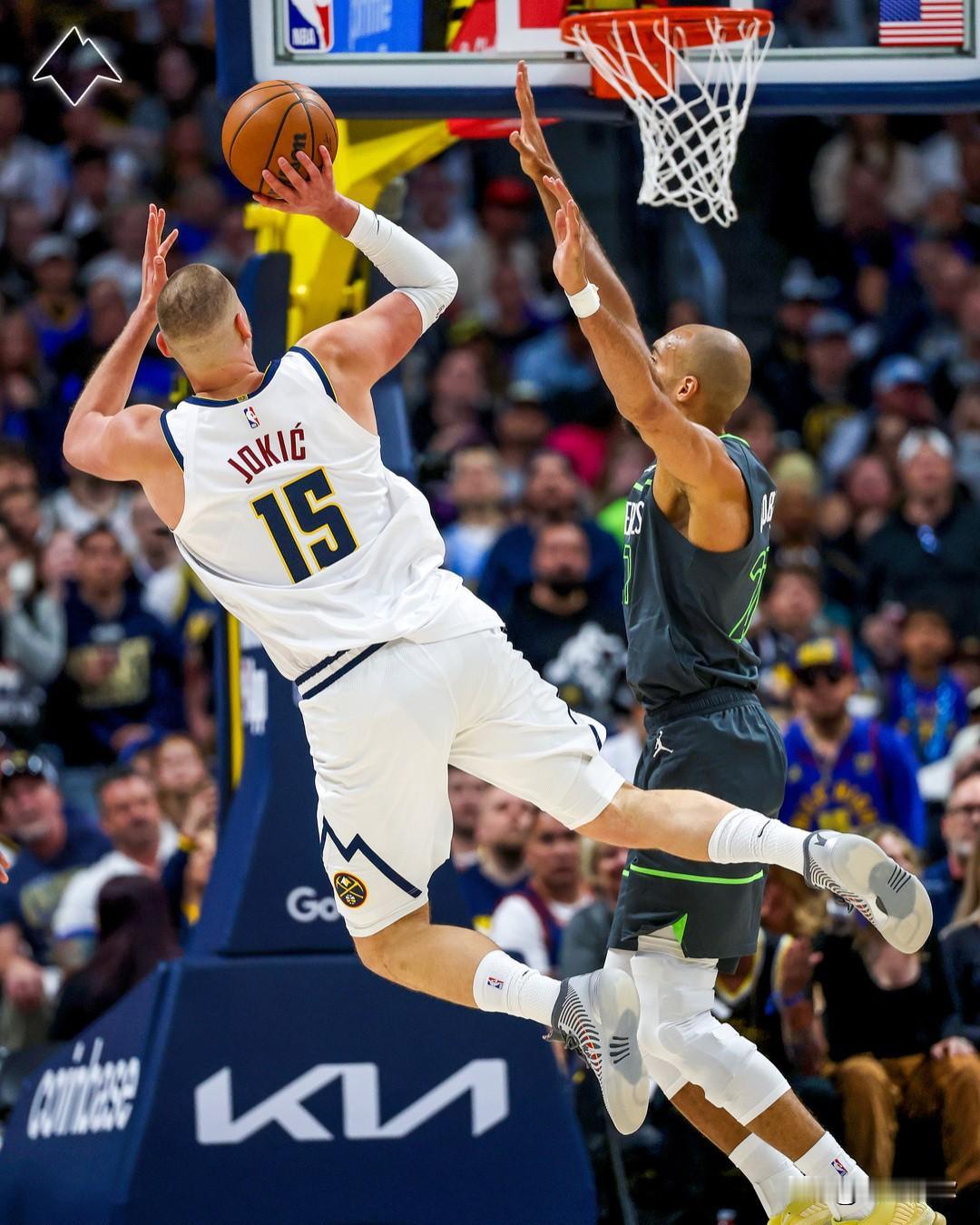 按理来说，球商、球感、核心手感本是球员最保值、最难衰退的能力。约基奇从不靠爆发吃