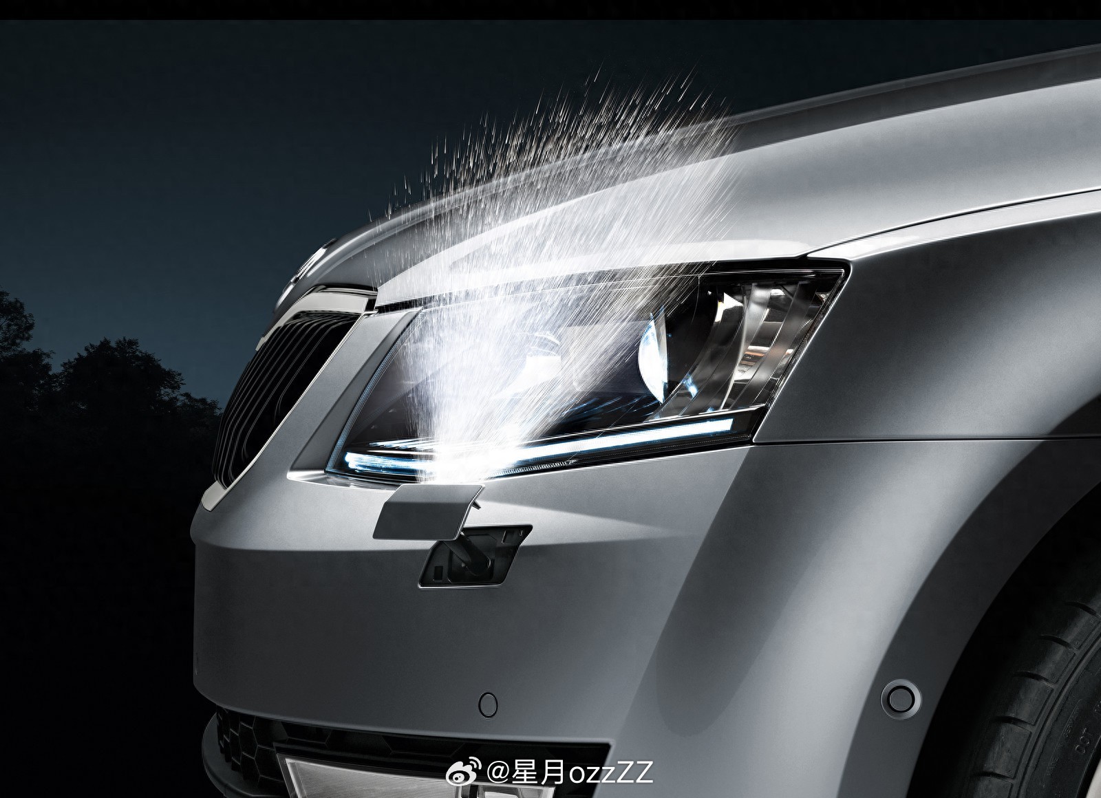 挖一下【大灯清洗装置】背后的故事也挺有意思中午在停车场散步，突然发现老款BBA普