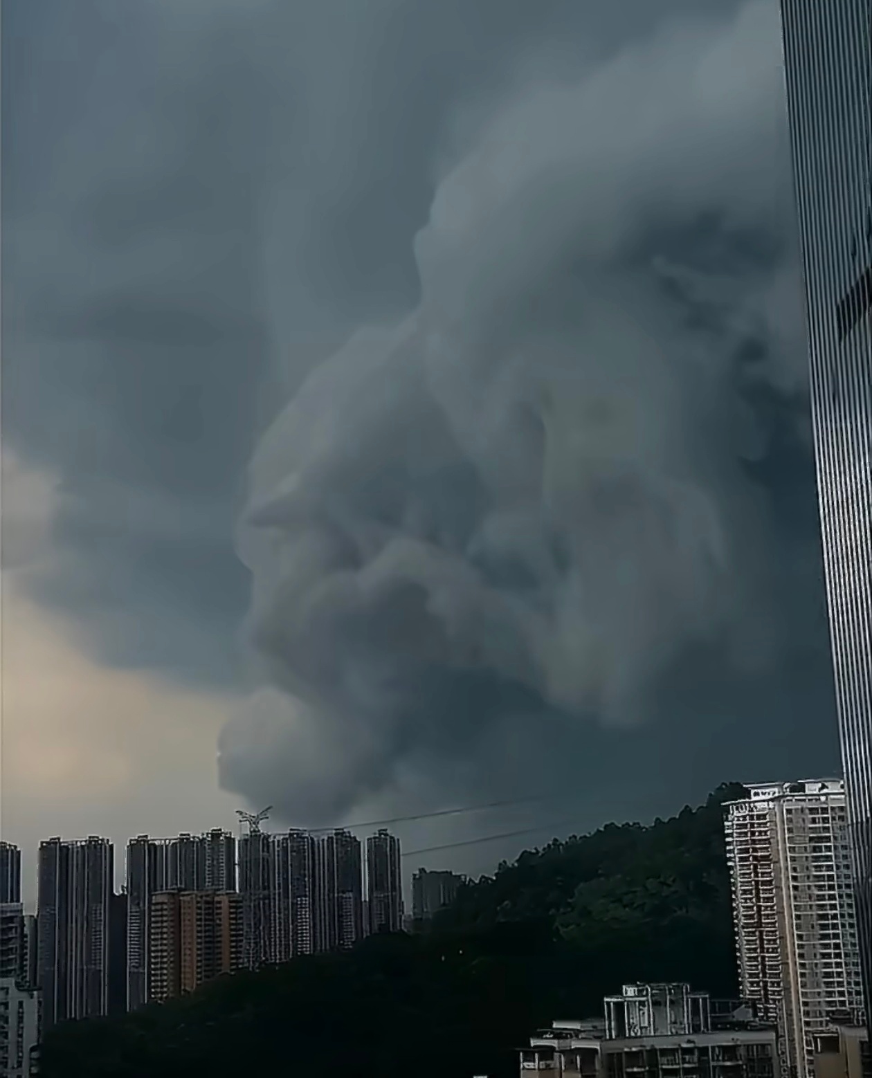 深圳台风今年的台风，感觉又急又密好几个朋友昨天回深圳航班都取消了 台风红霞强于巴