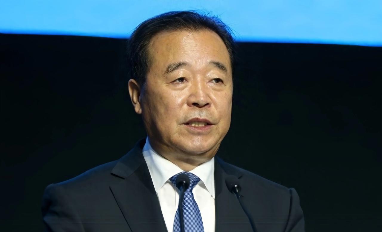 退休高官全家失联，铁塔帝国隐秘关联浮出水面，六年权力交割再起波澜。
前中国铁塔董