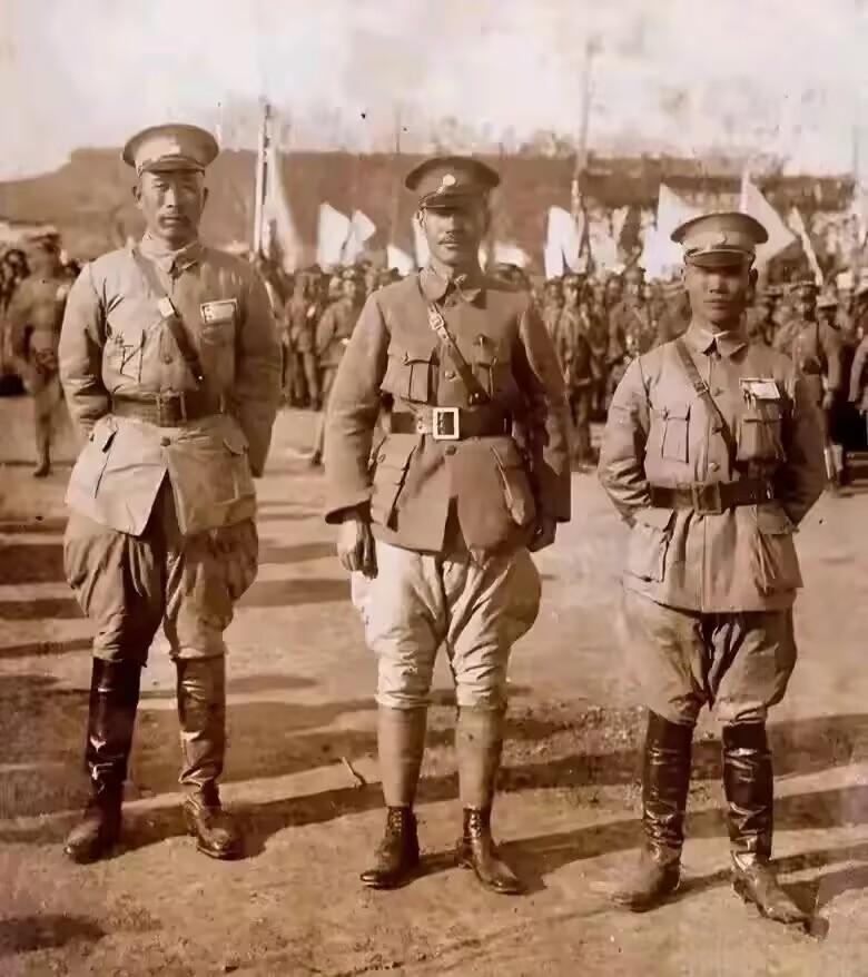 照片拍摄于1928年北伐战争结束后，照片中的人物从左到右依次为:曹万顺、蒋介石、