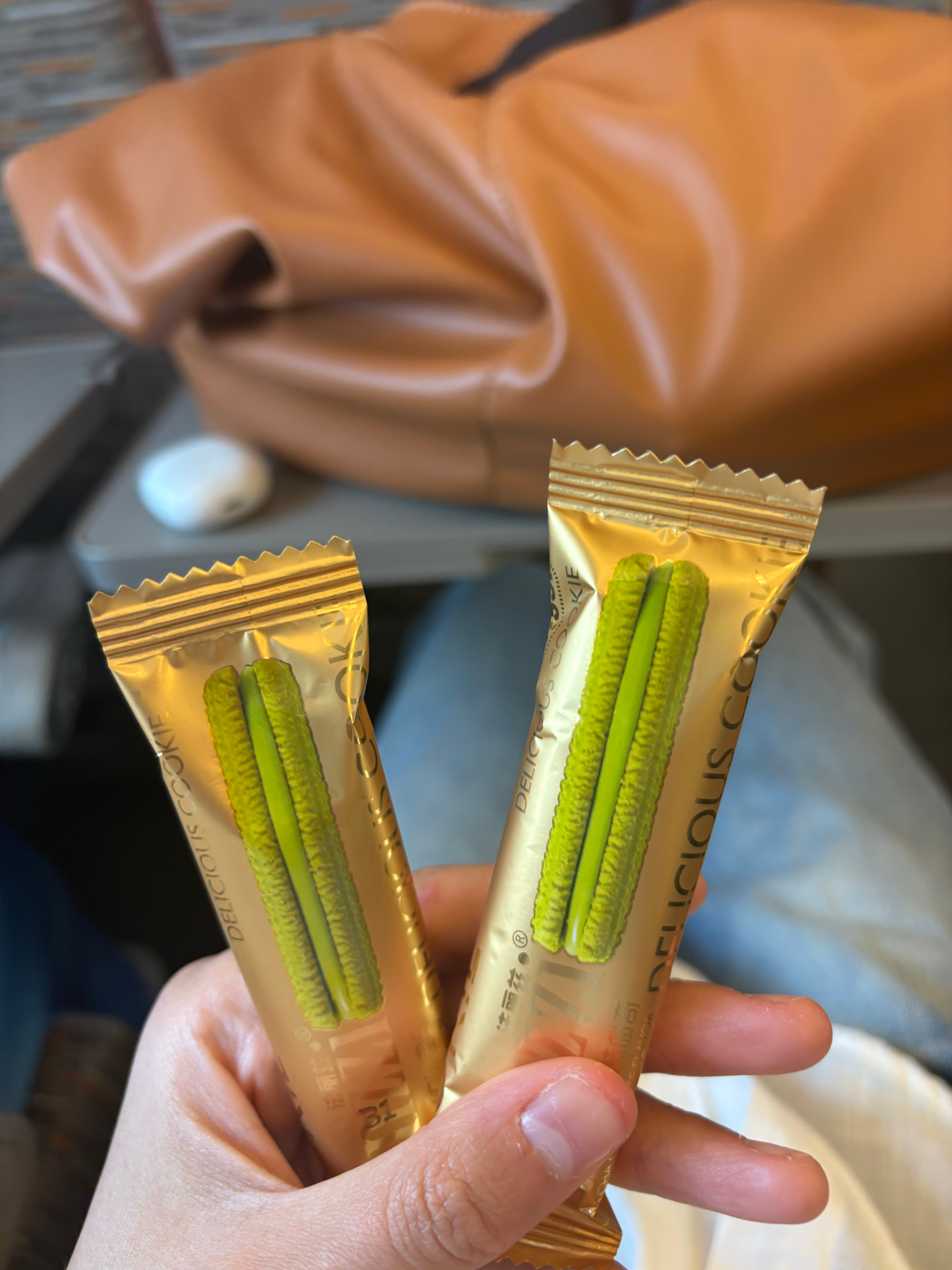 今天翻包，突然发现两个小饼干，上次出差的时候，有个小女生想要跟我换位置，我觉得位