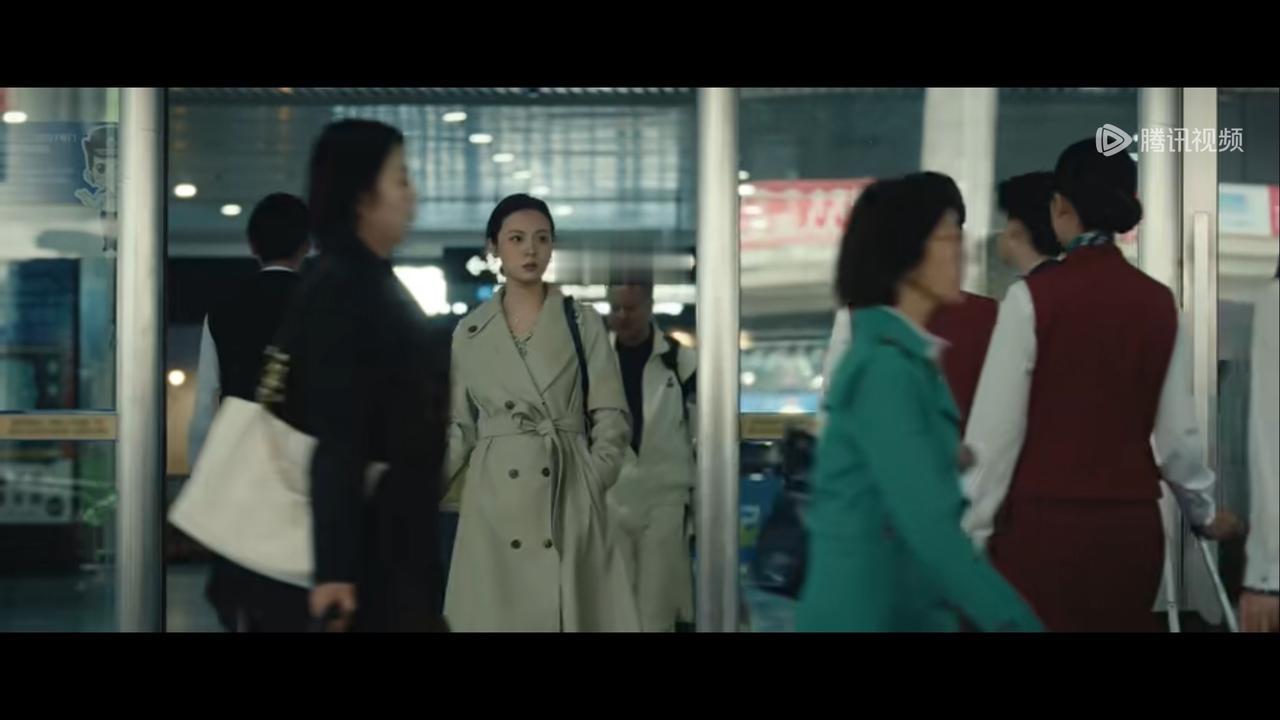 交锋夏姐看上去是真的喜欢上温老板了，所以这一次从飞机场出来脸一直是绷着，就连看着