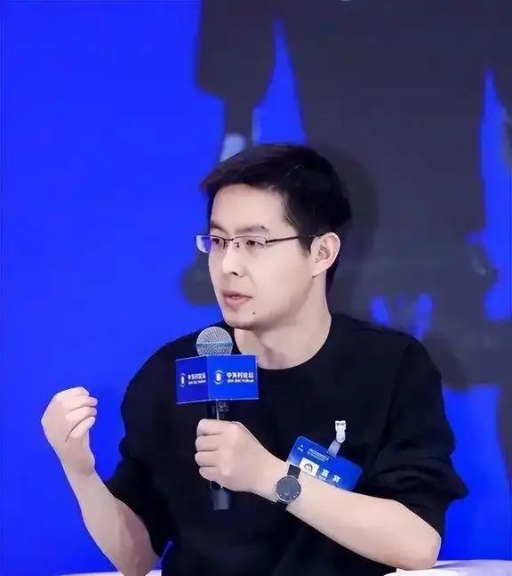 近日，王兴兴在卫诗婕播客中，详细讲述了宇树机器人三次登上春晚的幕后故事。
   