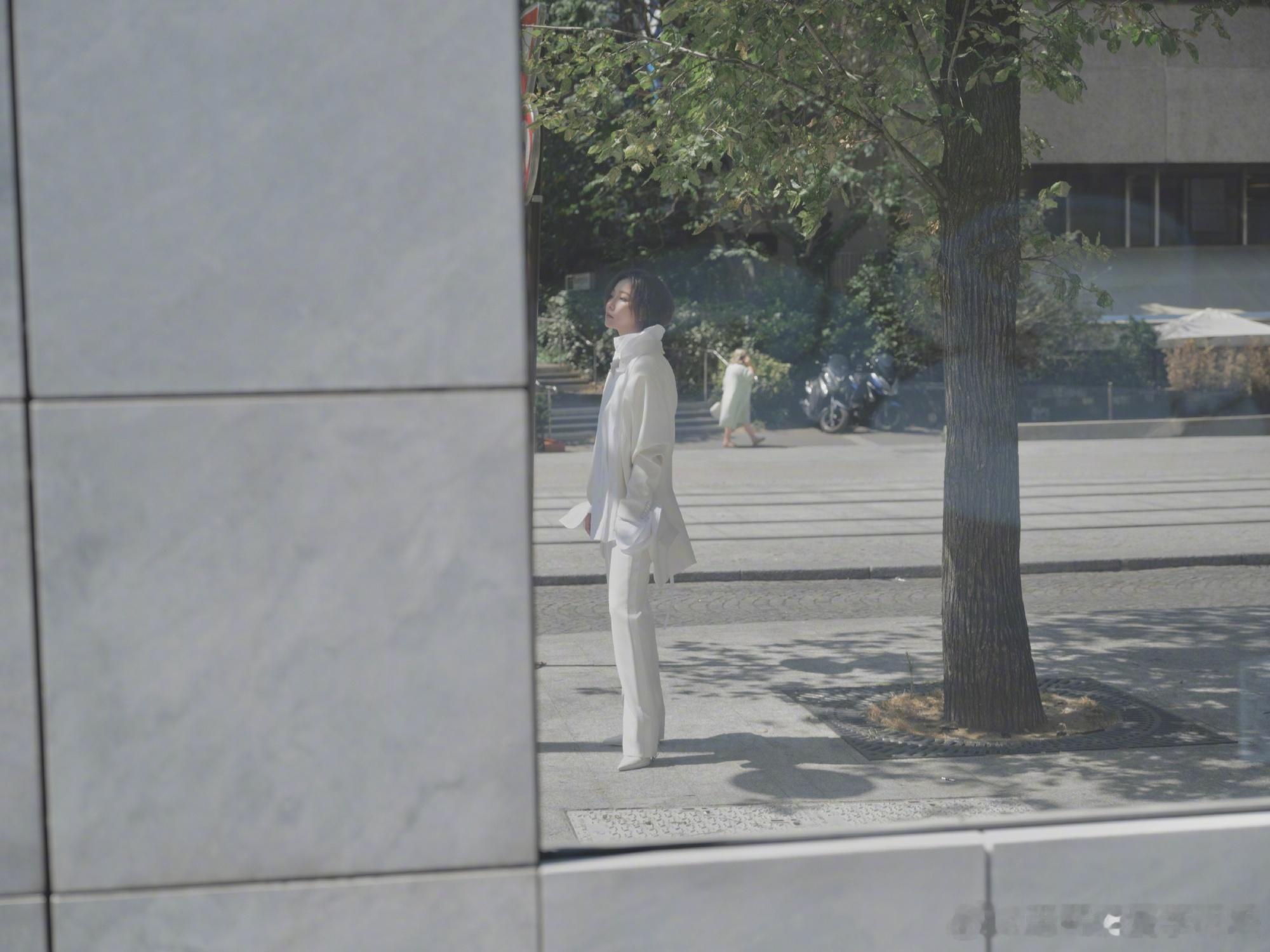 王珞丹反差感的神王珞丹上一秒清冷下一秒温柔欧式古建筑搭配两套造型反差拉满，冷调白