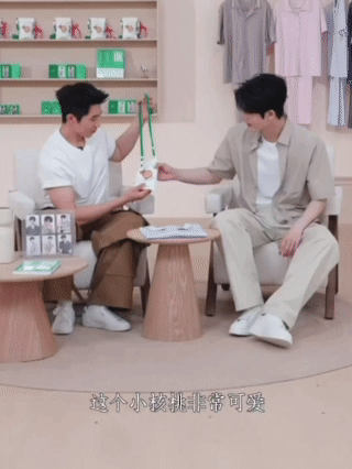 就当张凌赫是在夸我可爱吧嘿嘿嘿嘿🥰张凌赫小时候是学校合唱团的