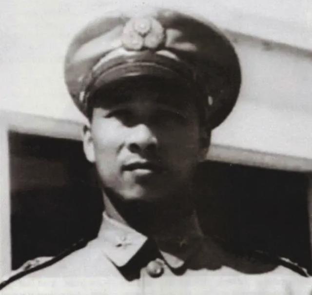 1966年，衣复恩给蒋介石开了10年专机，从没出过岔子。可这一年，莫名被捕，一关