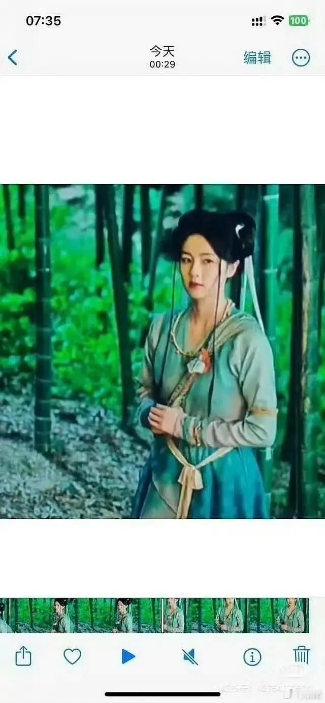 白鹿这个造型真是一言难尽。不过有点撞脸欧阳娜娜是怎么回事？ ​​​