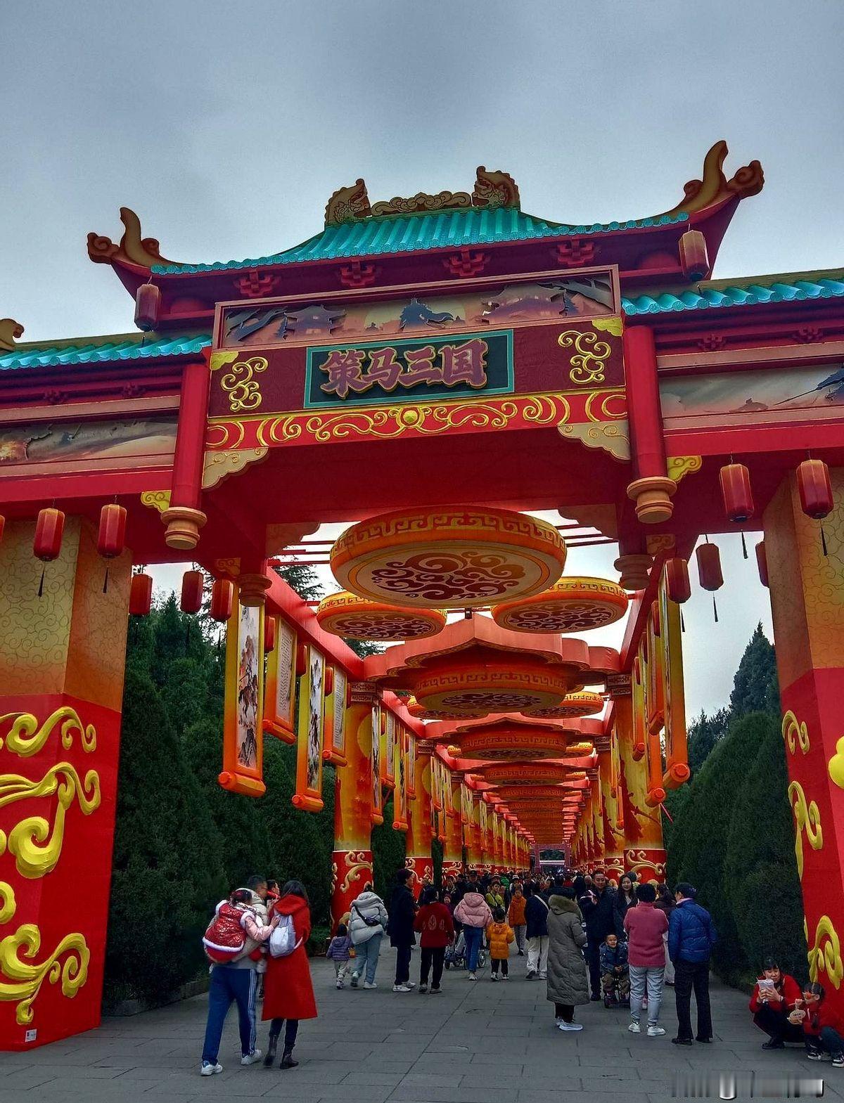 4块钱丢了，竹条先落在8岁哥哥身上，再抽到6岁妹妹，连父亲也没躲过，这是作者记忆