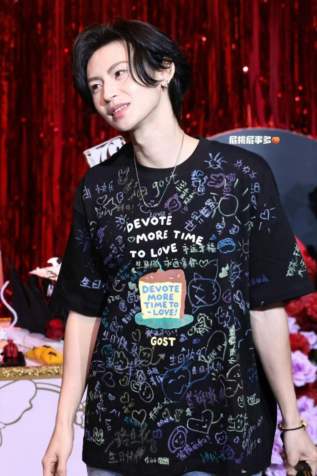 小鬼穿的衣服是粉丝画的小鬼王琳凯循环周六夜 把粉丝的每一笔都穿在身上，这就是双向
