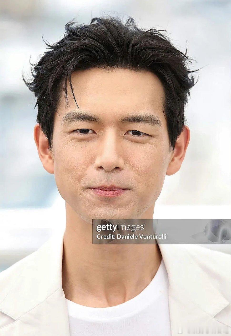 李现现在多大岁数啊？脸好像有点垮[吃惊] ​​​