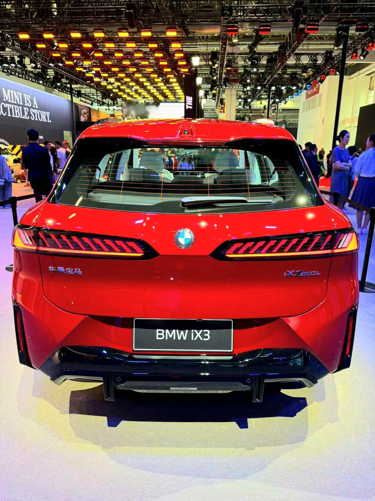 德系车的设计开始返祖了。就以这台bm w来说。鼻子越来越小，横向宽度再宽！