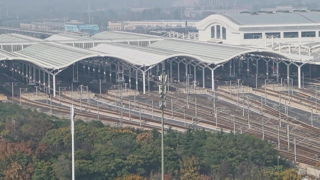 红神龙从徐州站缓缓驶出，速度逐渐加快，呼啸着奔向远方，那一瞬间的震撼感太绝了！