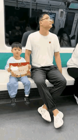 近日，黑龙江的网友透露，在地铁上一个大约两岁左右的小男孩拿着幼儿园颁发的＂好孩子