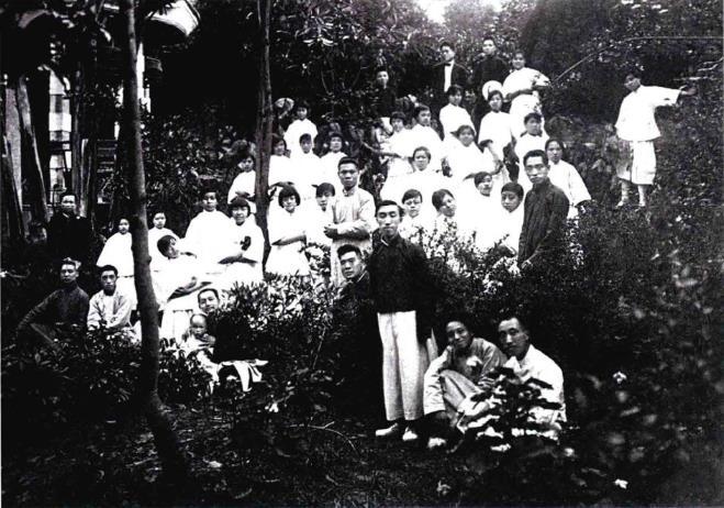 《新蜀报》主笔、传播马克思主义的革命先驱萧楚女与重庆二女师学生合影。
哪个是萧楚