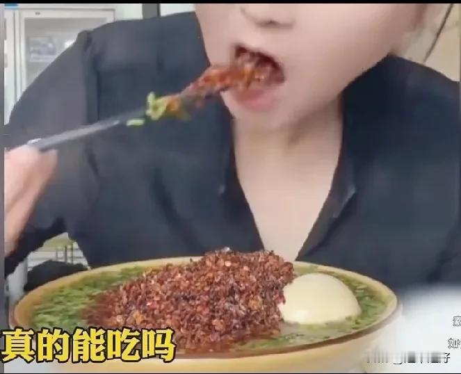 拿辣椒当饭吃！真是一个狠人！
妹子去餐馆里面吃面，直接把桌子上当调味料的一罐辣椒