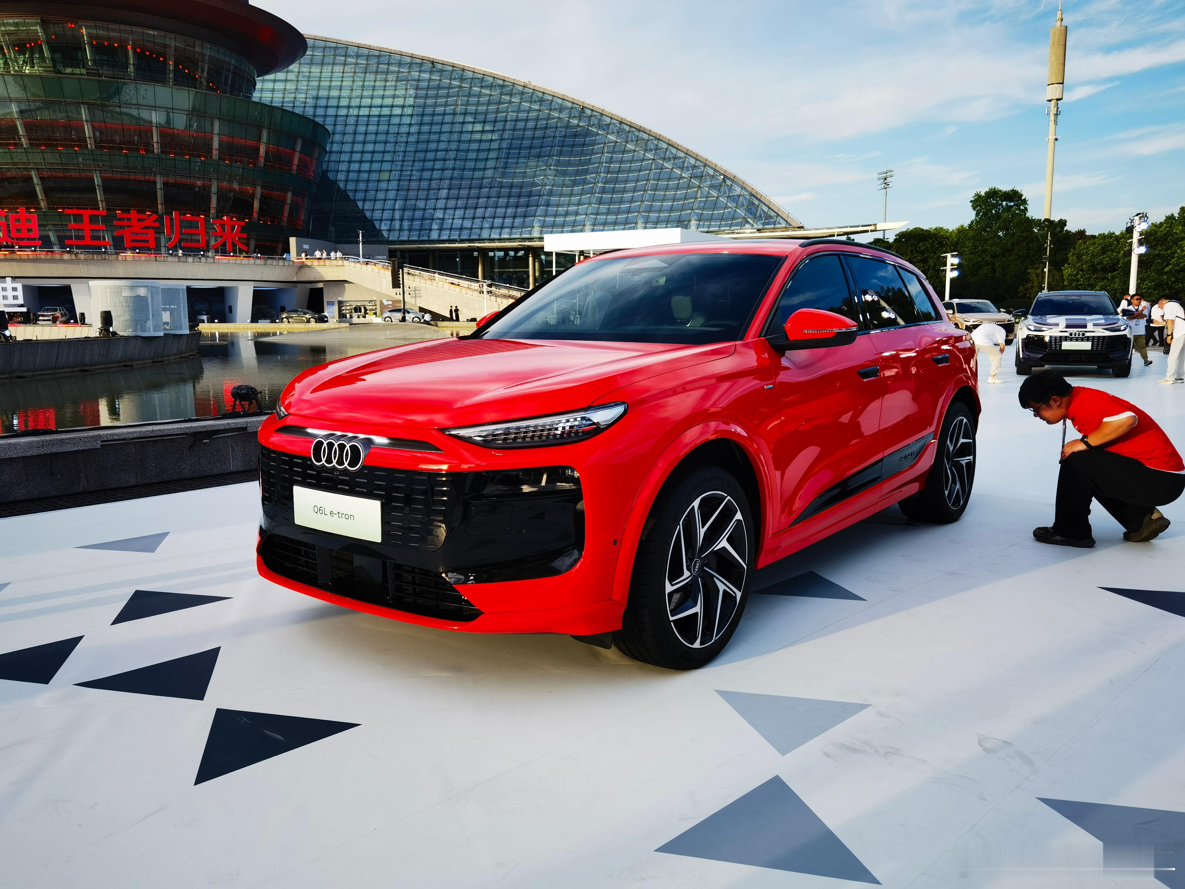 奥迪Q6Le-tron34.88万起售Q6L e-tron 34.88万元起售~
