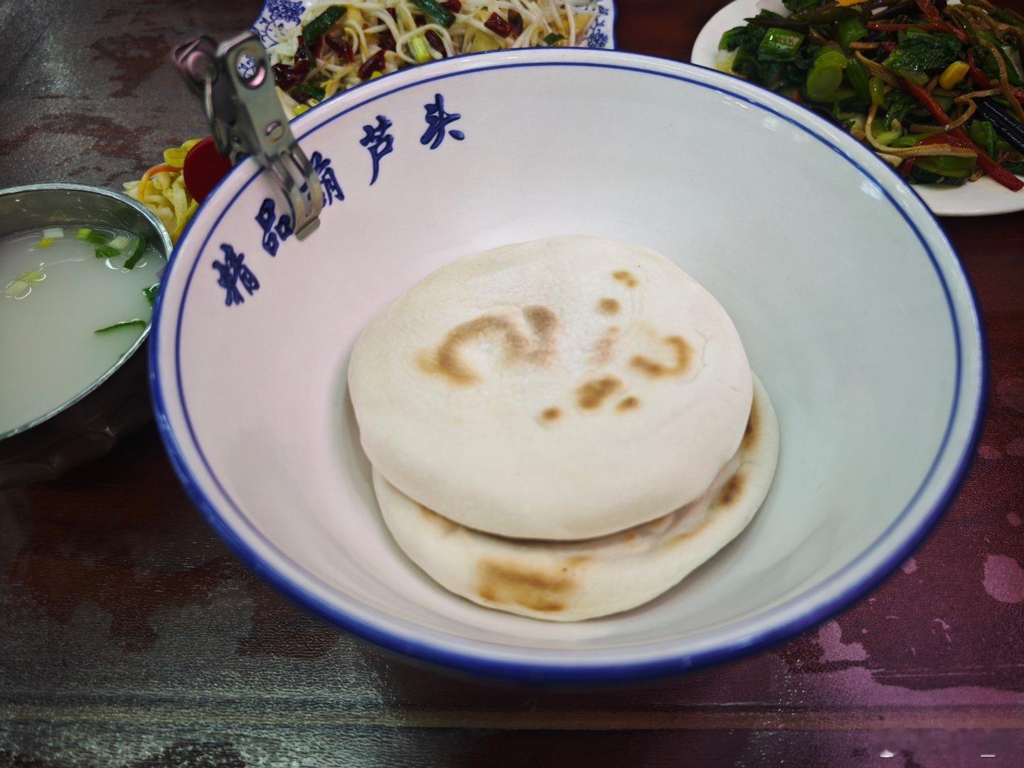 没人告诉我，要先掰馍再去煮啊。捧着两个馍等了半小时，说饿死了汤怎么还没来……店家