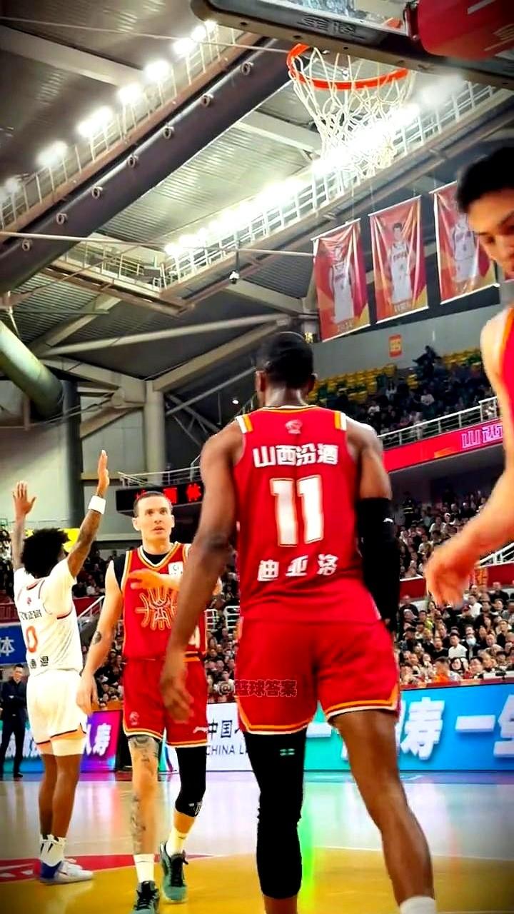 一个人硬刚怀特塞德！这球看得真过瘾。

上海队落后，迪亚洛闷头就往里冲，裁判哨响