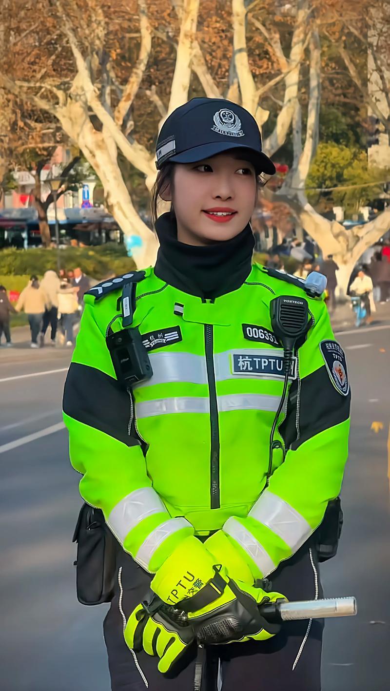 温柔劝导司机走红的“兔子警官”李语蔚，竟被质疑作秀？她究竟是真敬业还是假表演？