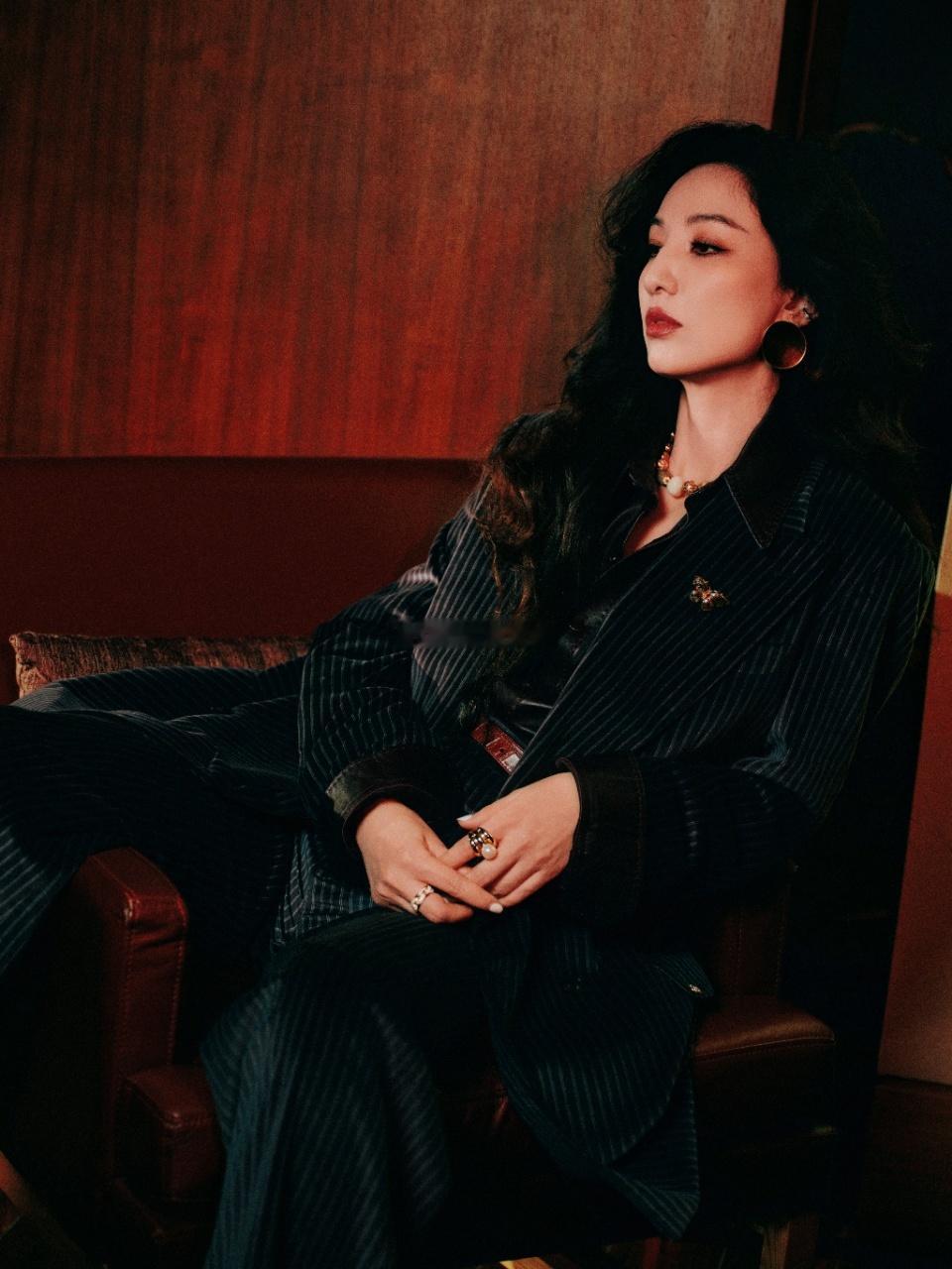 郑希怡 穿这么漂亮搞抽象 郑希怡于大湾区新年音乐会，以大波浪西装勾勒潇洒轮廓，美